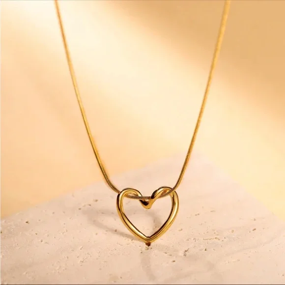 18K Gold Plated Heart Necklace - Picture 3 of 6